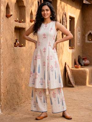 Flared sleeveless kurta with Palazzo in block print border