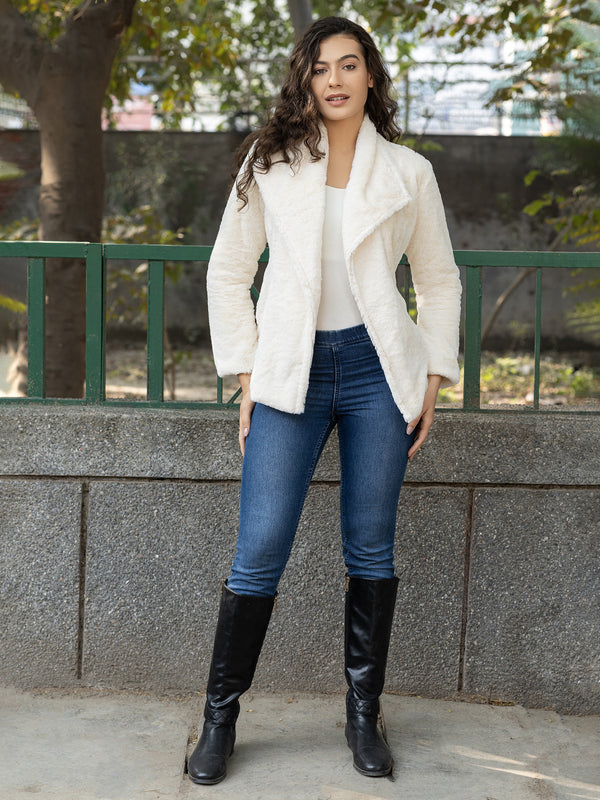 Short Fur Jacket with big collar in Off White